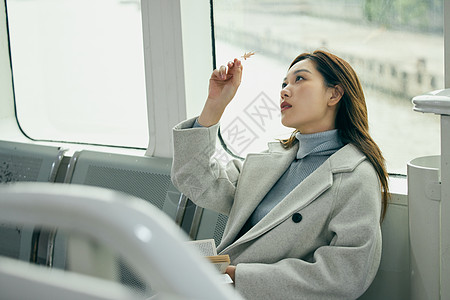 地铁里吃东西青年女性独自游轮旅行阅读背景