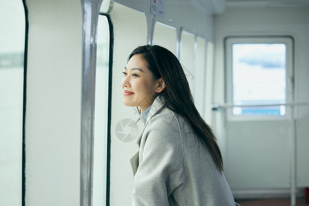 看着窗外的女人冬季美女乘坐游轮旅行看着窗外背景