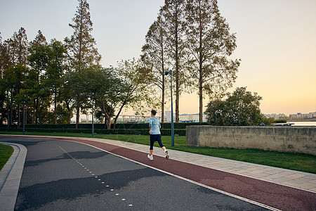 城市跑步年轻男青年运动跑步背影背景