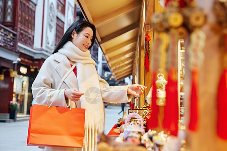 逛庙会的青年美女够买新年挂饰图片