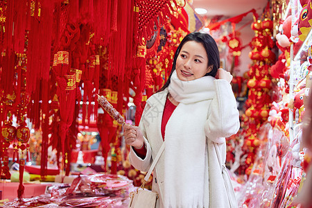 置办年货的女子手拿糖葫芦图片