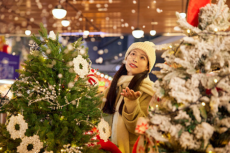 逛圣诞市集的美女感受下雪氛围图片