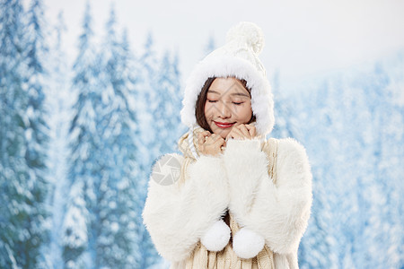 唇膏美女氛围感冬日雪地美女背景