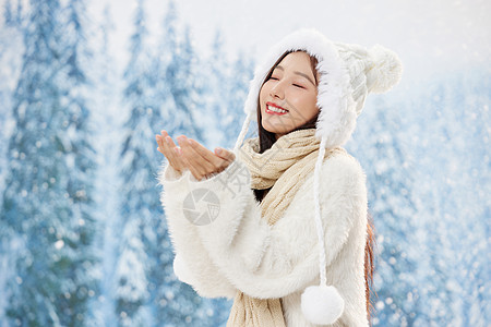 冬日女性双手捧雪花图片