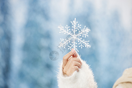 冬日氛围感少女手拿雪花特写图片