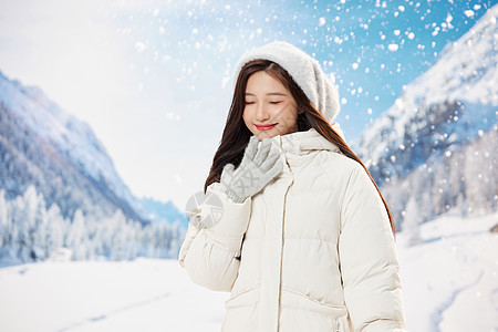 享受雪景的甜美女孩图片