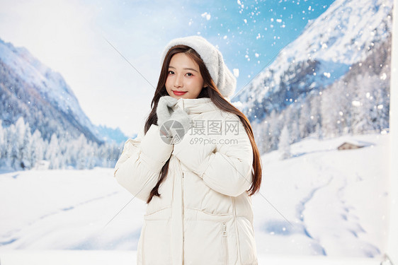 雪地里享受雪景的甜美女孩图片