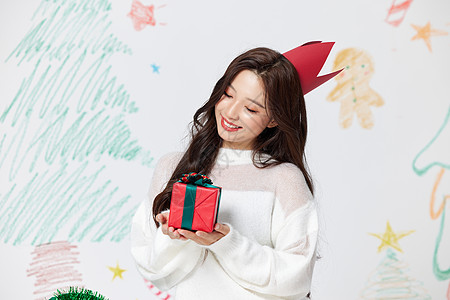 手拿节日礼物盒的圣诞女子背景图片