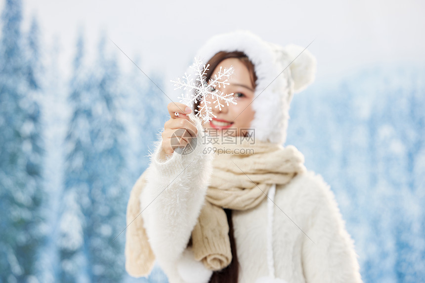 手拿雪花片的可爱冬季女孩图片