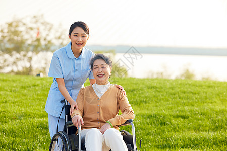 老人点赞年轻女护士关爱呵护老人背景