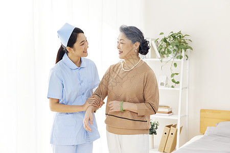 健康老人年轻女护士照顾关爱老人背景