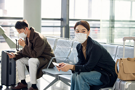 在机场戴着口罩候机的青年图片