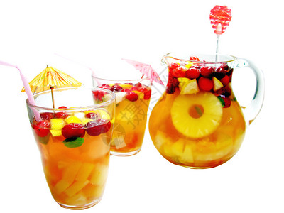 水果椰子鸡尾酒加冰和水果图片