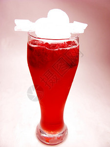 樱桃和冰的红色水果宾治鸡尾酒饮料图片