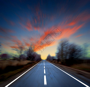 迷离的道路和迷离的天空图片