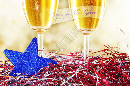 一副香槟杯子加上新年快乐的句子还有一图片