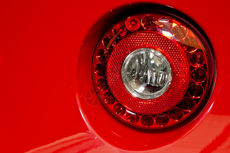 一辆红色跑车的尾灯图片