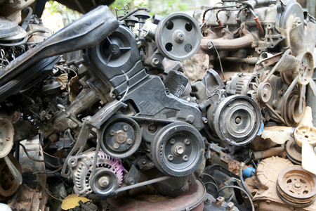 汽车发动机的废金属图片