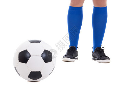 蓝色球场足球运动员的腿其球在白色图片
