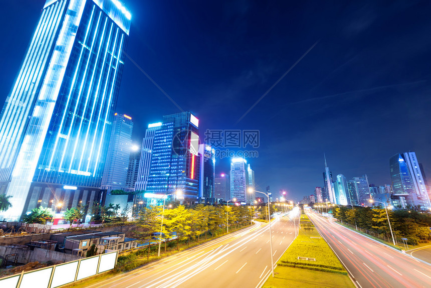 广东黄昏街道上的光迹图片