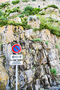 法国禁止居民使用石墙停车标志图片