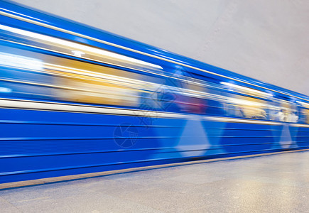 蓝色地铁在车站行驶图片