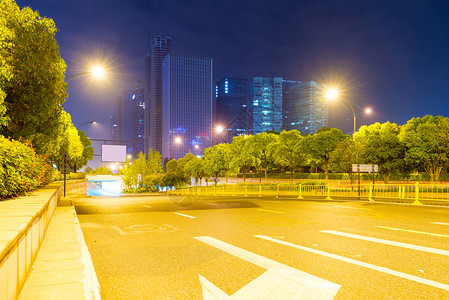 现代建筑背景的光线足迹在杭州市Hanghou图片