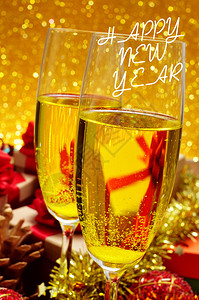 两个杯子和香槟放在一个盛满鲜花的喜宴桌上并写在前台的新图片