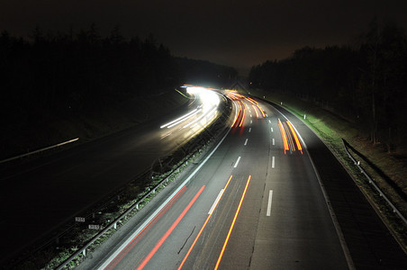 夜间公路车上有移动车辆模背景图片