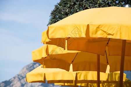 黄色阳伞防晒图片