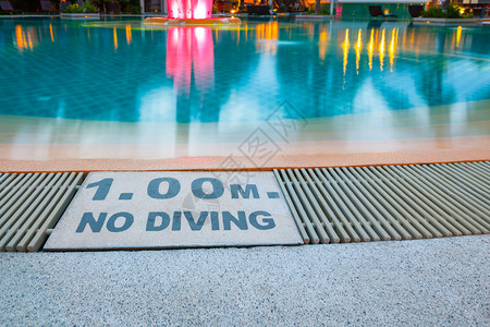 豪华酒店游泳池的警示标志100mNod图片