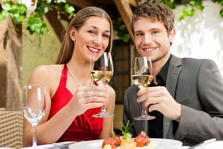 情侣在美食餐厅享用浪漫晚餐或午餐背景图片