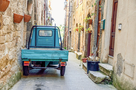 3辆轮车停在Pitigliano小巷上意大利图片