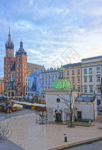 圣玛丽圣巴西利卡和圣沃伊契奇教堂在波兰克拉科夫老城主要市场广上图片