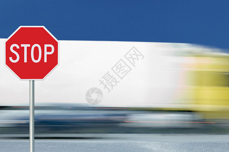红站路牌背景卡车运输动模糊监管警告八角信号白八角形框架金属杆图片