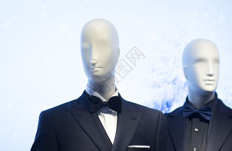在百货商店的面橱窗上装扮成服装穿晚礼服餐衣和领结的店图片