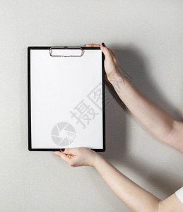 纸板上印着一张空白纸的剪贴板图片