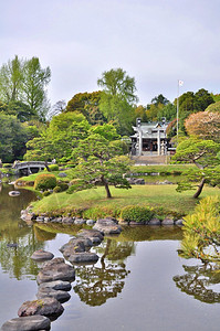 日本九州熊本县SuizenjiJojuen花园的泉神社SuizenjiJojuen公园是一个传统的日本花园图片