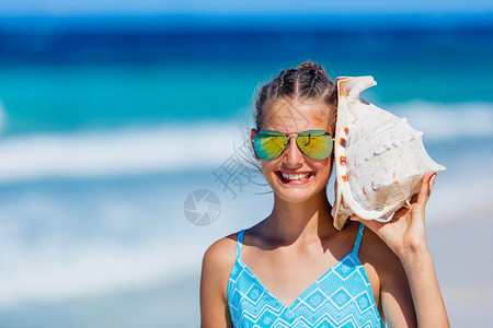 暑假听大海的歌声海滩上弹图片