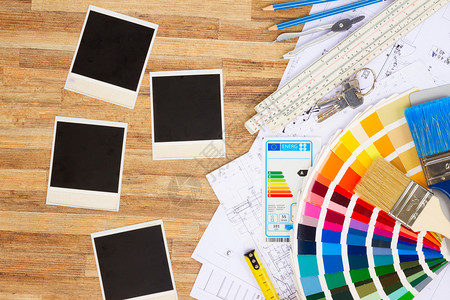 商业图内地设计师与房屋建筑图彩色指南和刷子一起工作背景