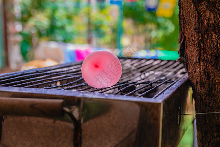 装满水的气球放在热烤架上一项测试气球与冷水对热量的反应的实验图片