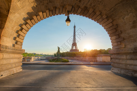 早上从塞纳河在巴黎的埃菲尔铁塔法国巴黎埃菲尔铁塔是法国巴黎战神广场图片