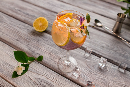 杯子里加柠檬的饮料木质表面的酒杯如何准备汤姆柯林斯最好的酒图片