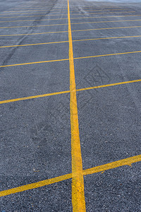 有黄线的空停车场图片