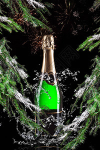圣诞节背景上的香槟溅水图片
