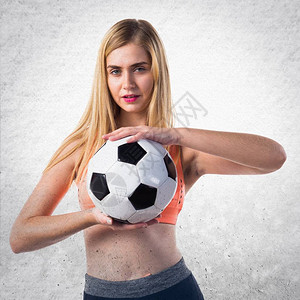 足球运动拿着足球的漂亮金发女孩背景