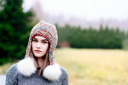 穿着多彩的羊毛帽花园里有流行歌图片