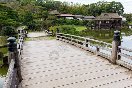 日本有桥的玄关园图片