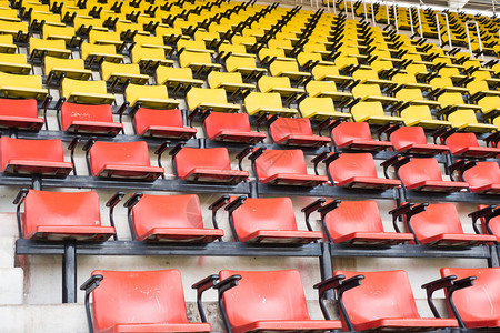 差点丢球！对方前锋比素利门前无人盯防，抢点射门打偏