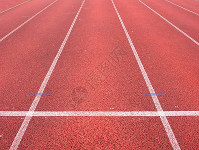 室外体育场跑步道红色橡胶跑道的白线和纹理图片